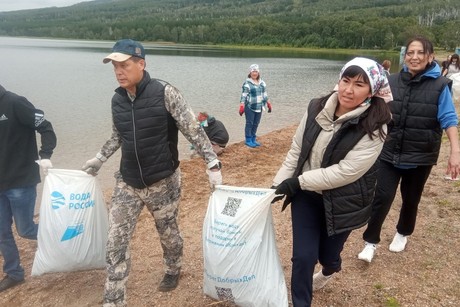 фото - Студенты Сибайского института приняли участие в экологическом субботнике!